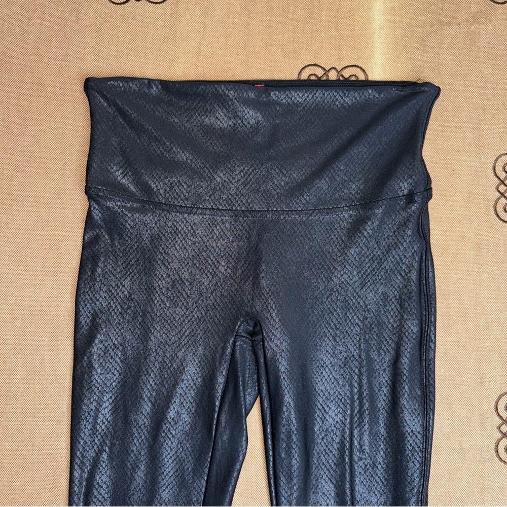 SPANX Faux Leather Croc Legging In Metallic Black Size L
In Excellent Condition - Picture 5 of 15